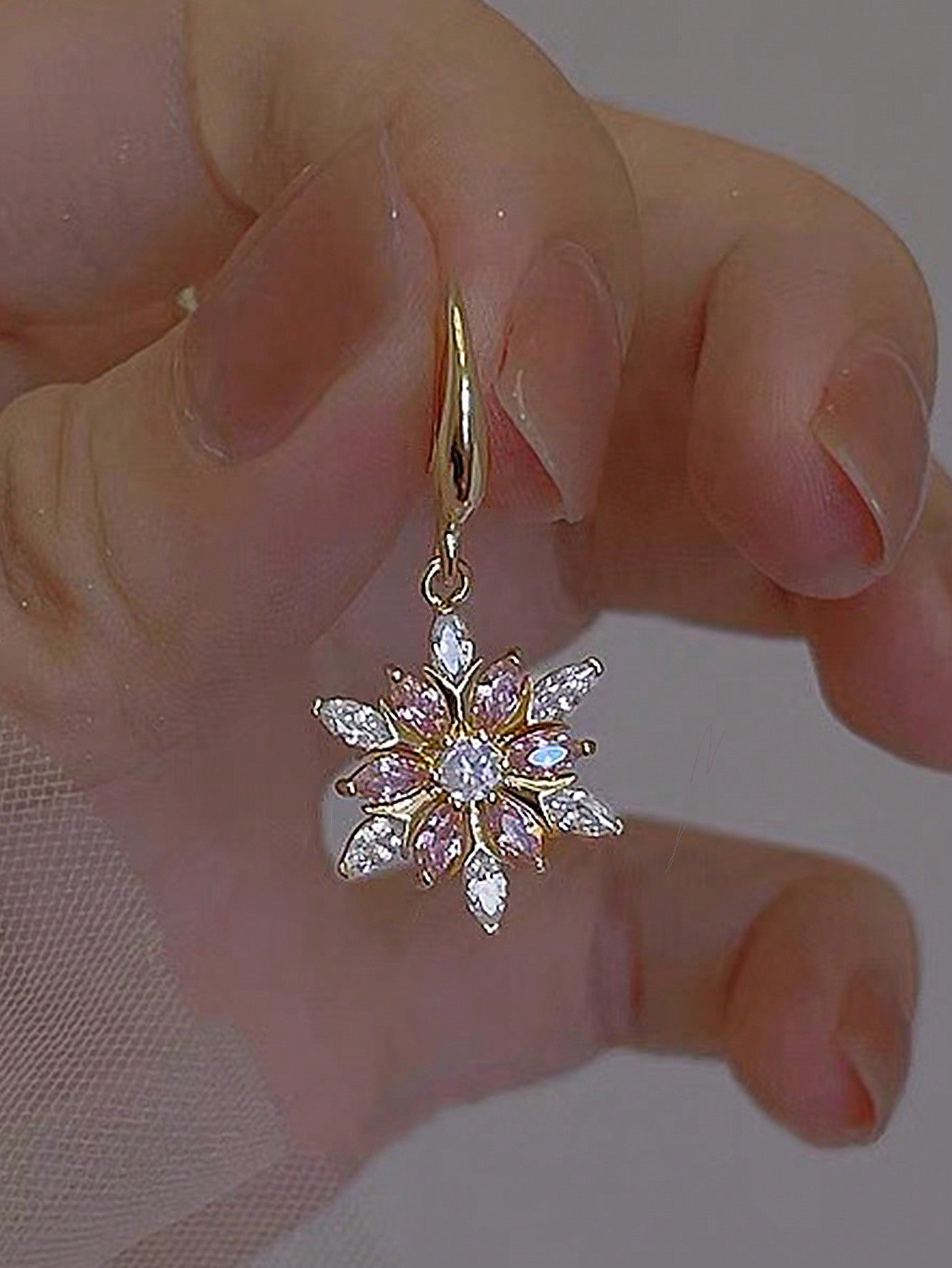 1 par de aretes de Navidad en forma de copo de nieve dulces y exquisitos adornados con diamantes de imitación rosados, joyería elegante y elegante para mujer