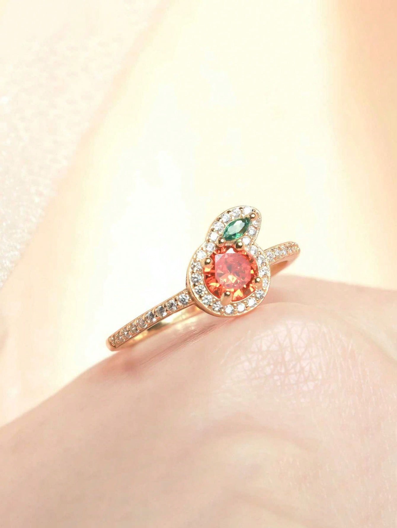 Anillo de oro con decoración de diamantes cúbicos de circonio y manzana en forma de caja de regalo, adecuado para uso diario de las mujeres y como regalo