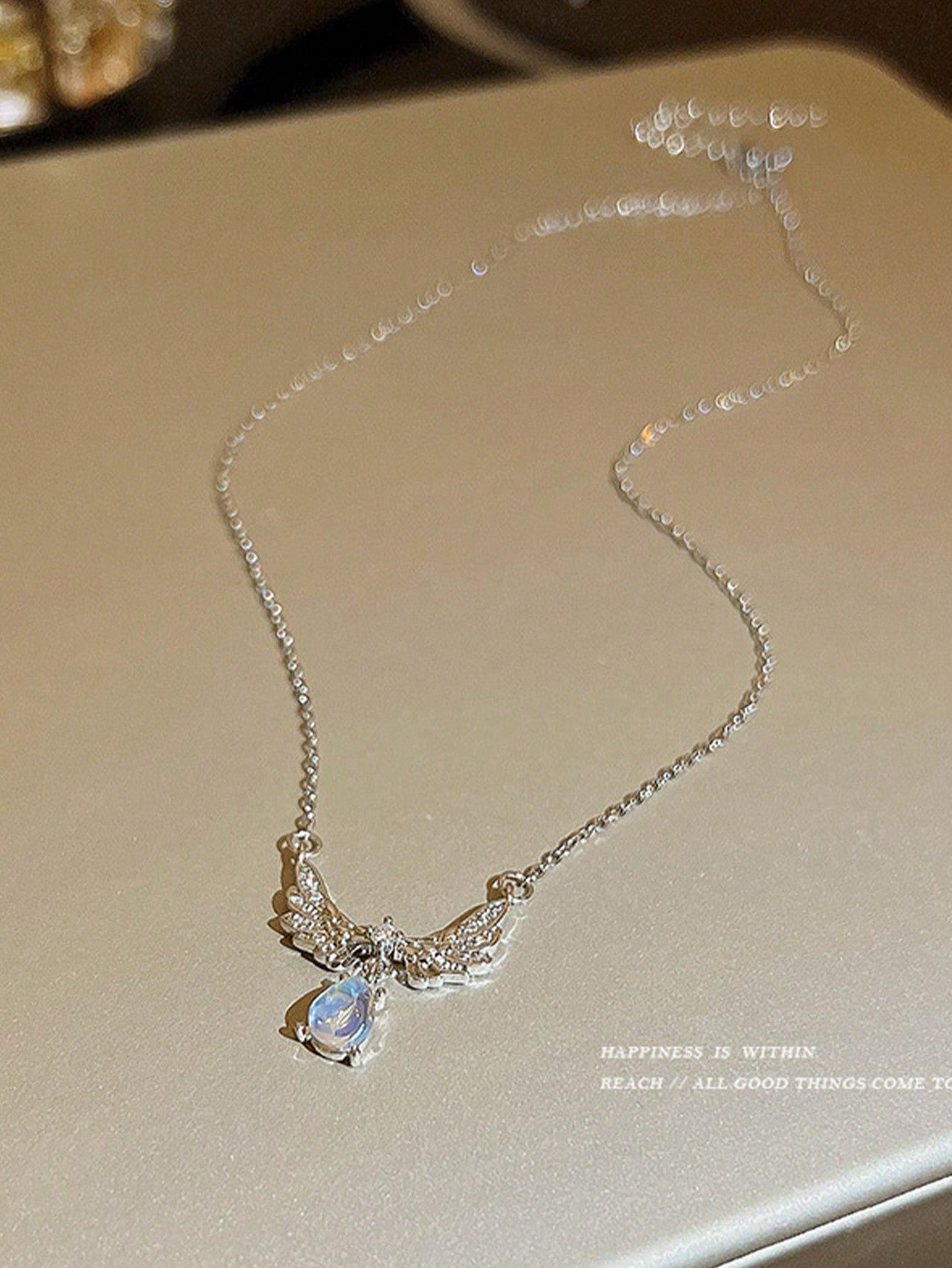 1 pieza Collar con colgante de alas de mariposa brillante, diseño delicado, textura de alta calidad, gargantilla versátil para mujeres