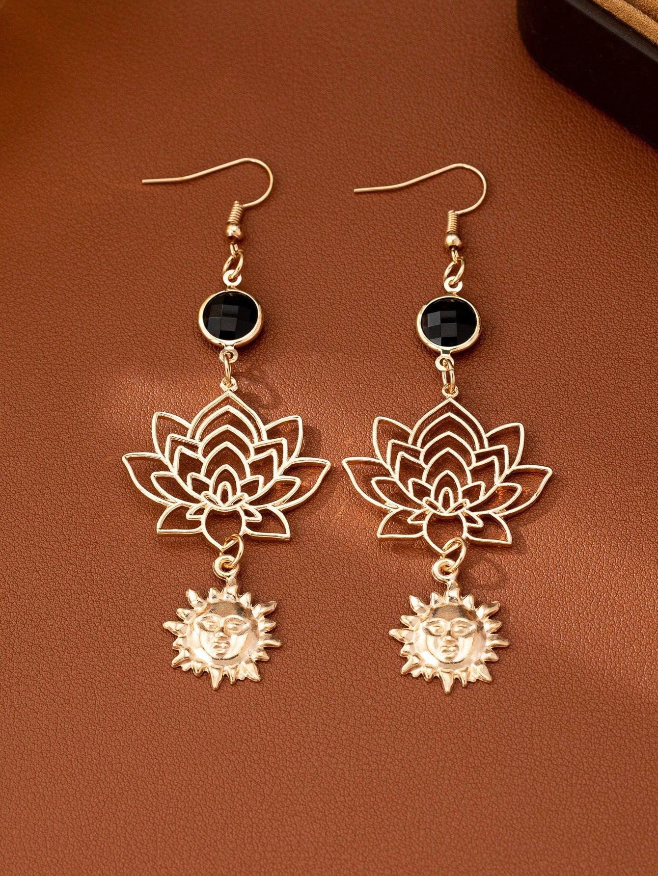 1 par de pendientes con colgante de flor de loto hueca bohemia, adecuado para uso diario de las mujeres