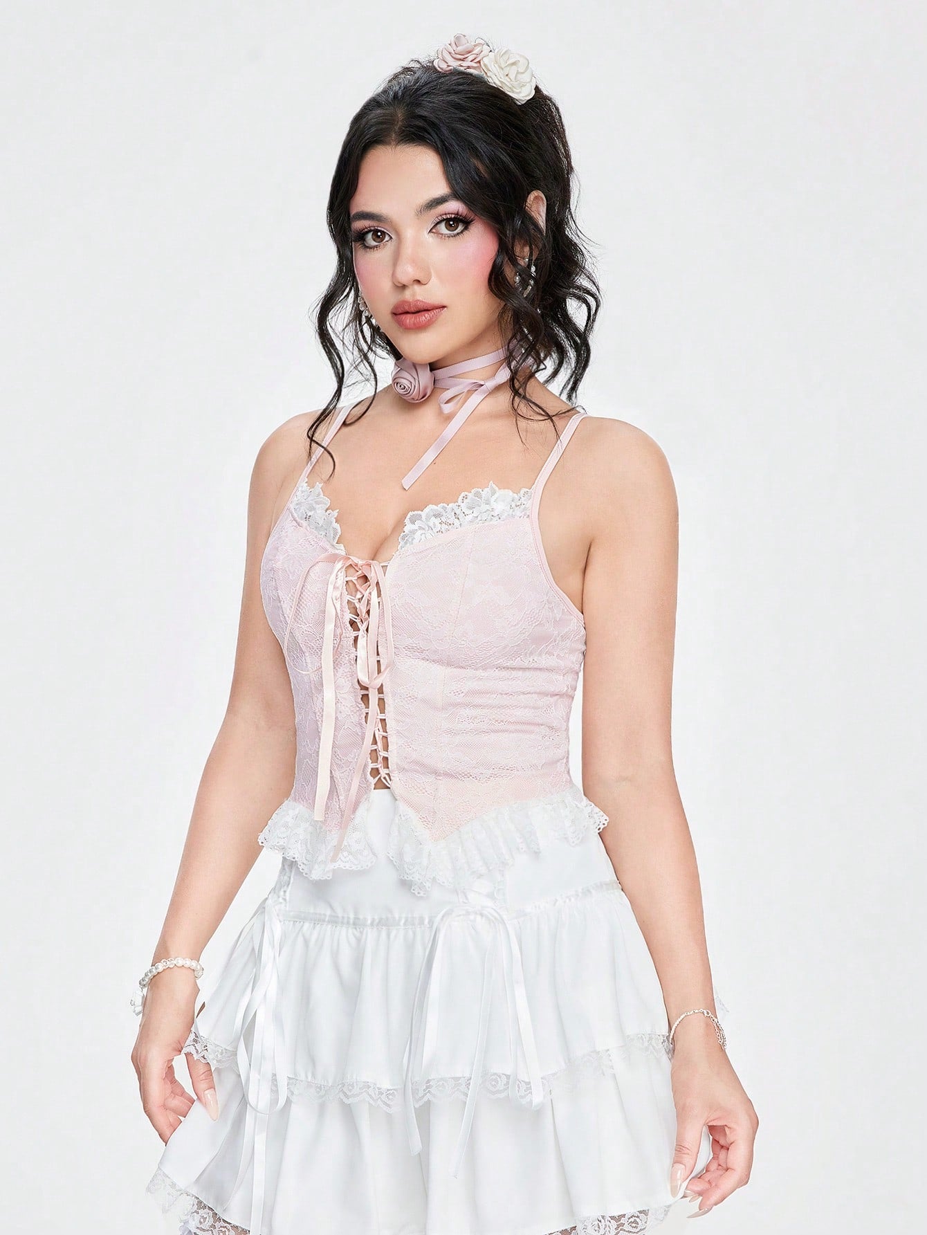 ROMWE Fairycore Top de cami de encaje con cordones en la parte delantera y encaje de contraste