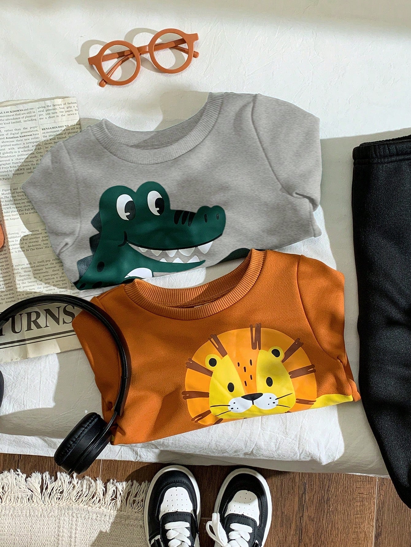 SHEIN 2 piezas Sudadera de cuello redondo acanalado con estampado de león y cocodrilo de dibujos animados para niño/niña, estilo informal y lindo, a juego para otoño/invierno, cómodo para usar en casa y al aire libre