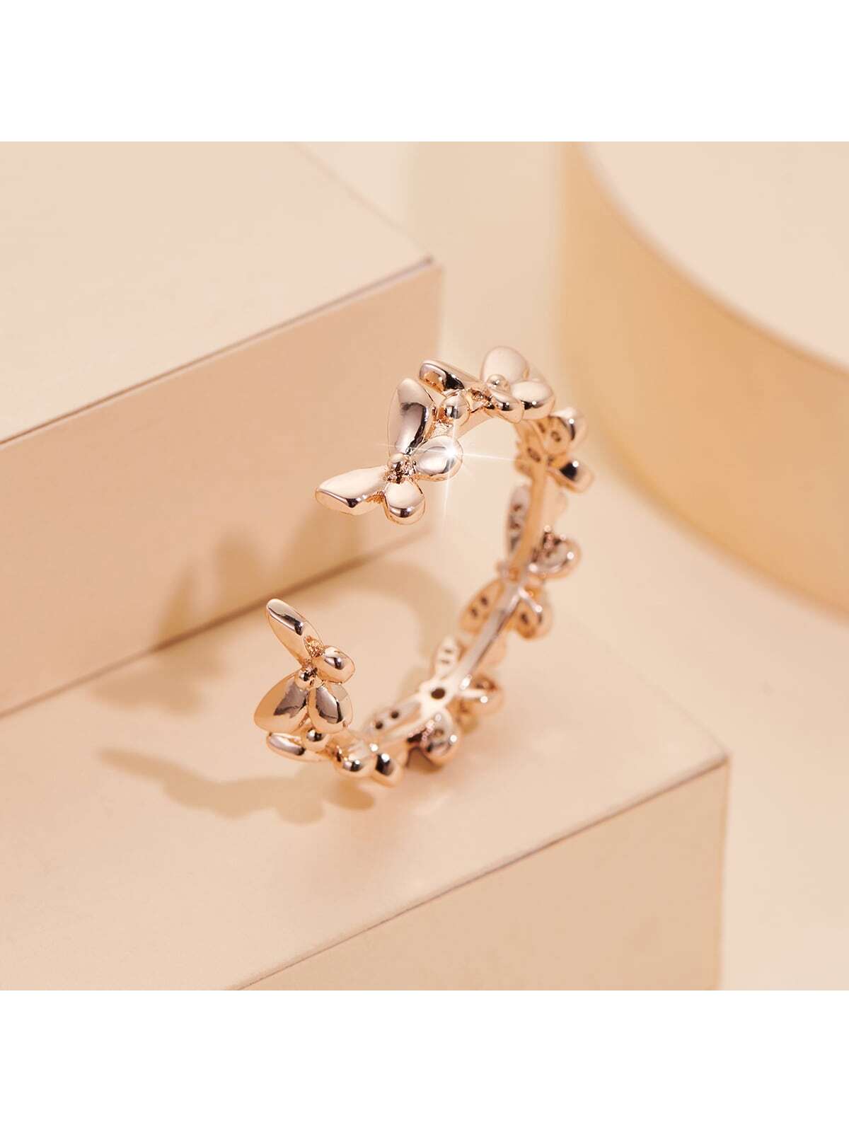 uno elegante agraciado delicado con mariposa inspirado de mujeres abierto fin Anillo adornado con espumoso de imitación diamante para boda Decoración & regalo