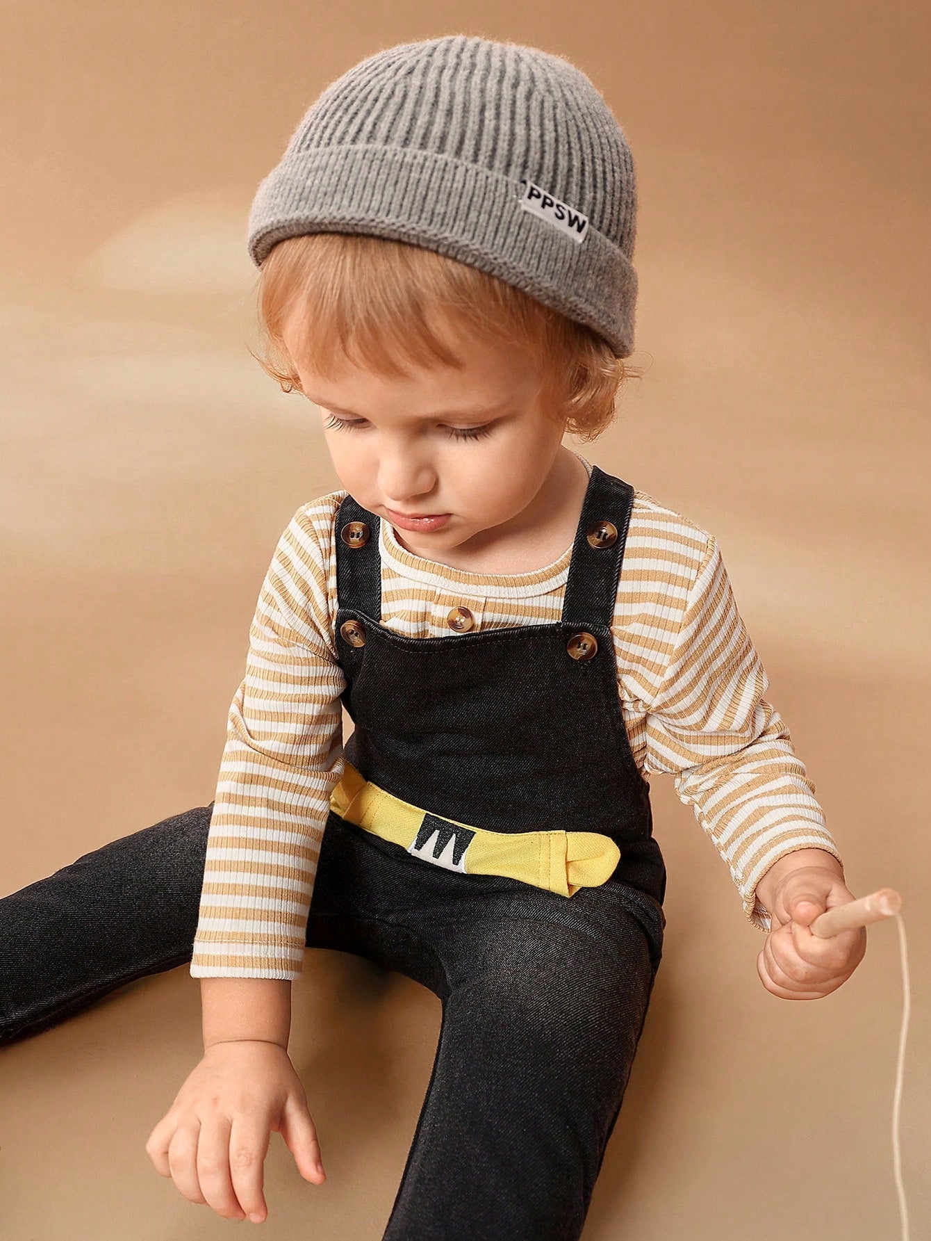 SHEIN Conjunto de dos piezas para niño y niña de otoño - Camiseta de manga larga con cuello redondo casual combinada con un conjunto de estilosos y lindos petos vaqueros bordados con un león. Este atuendo es divertido y perfecto para el otoño.