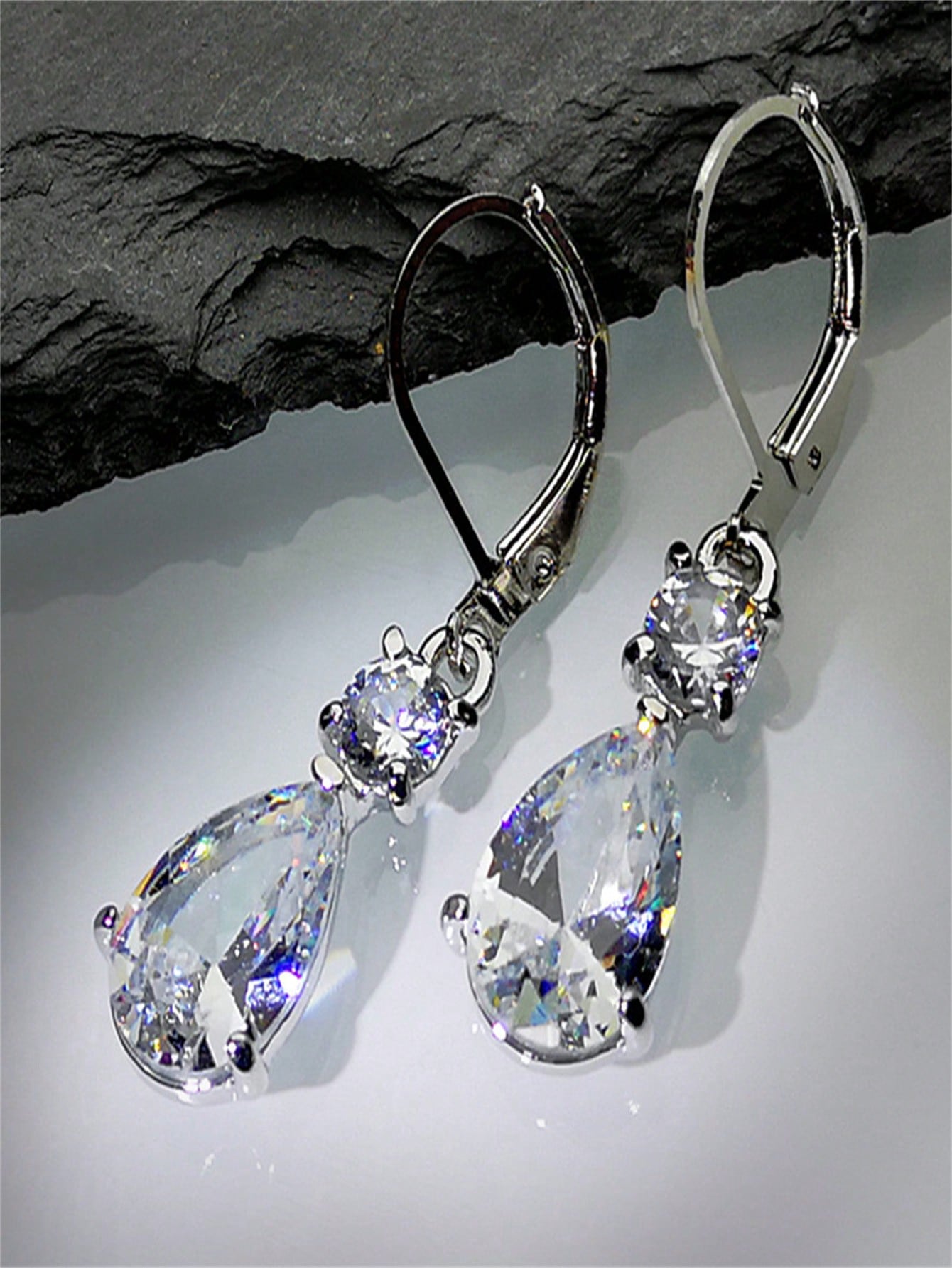 2 piezas Pendientes de clip de oreja con colgante de lágrima de cubic zirconia plateada de lujo - Pendientes colgantes de lujo elegantes, glamorosos y cautivadores con gemas de cubic zirconia brillantes para mujeres