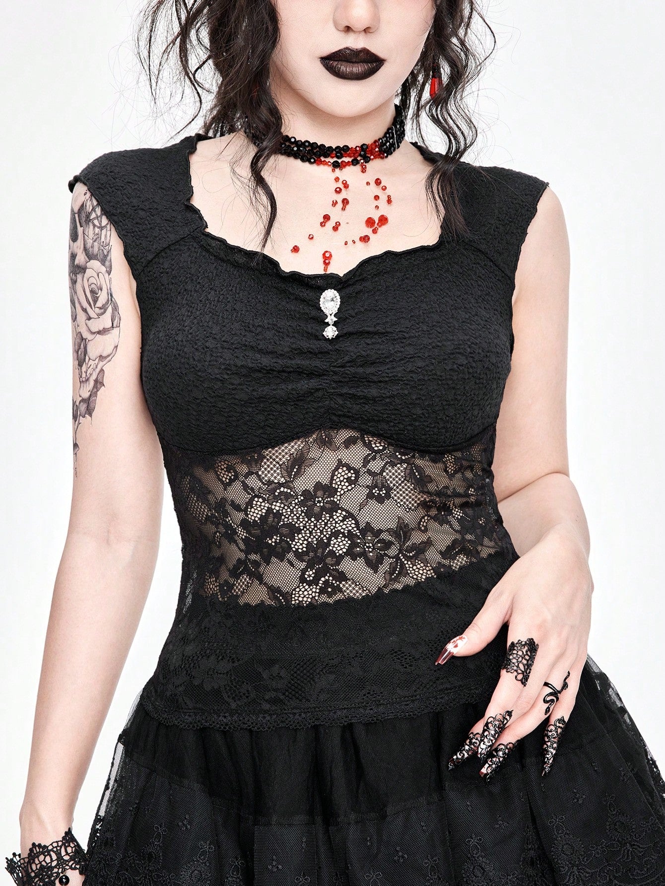 ROMWE Goth Top de tanque con adorno de colgante de diamante con corte bajo y ajuste delgado para mujer, con encaje empalmado y diseño hueco