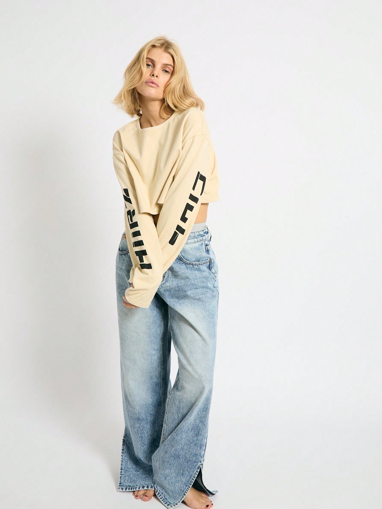 AiiRZ Camiseta corta de manga larga y cuello redondo oversize con gráfico con aplicaciones