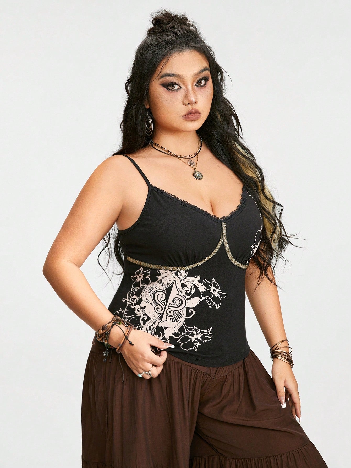 ROMWE Fairycore Top de tirantes con estampado de lirios y espinas ajustado y corto para mujeres de talla grande con cuentas y cinta decorativa