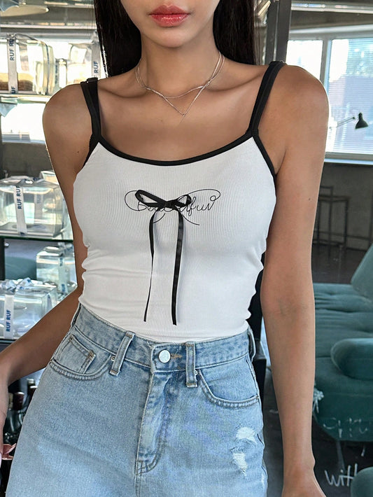 DAZY Camiseta ajustada de mujer con bloqueo de color y lazo decorativo impreso