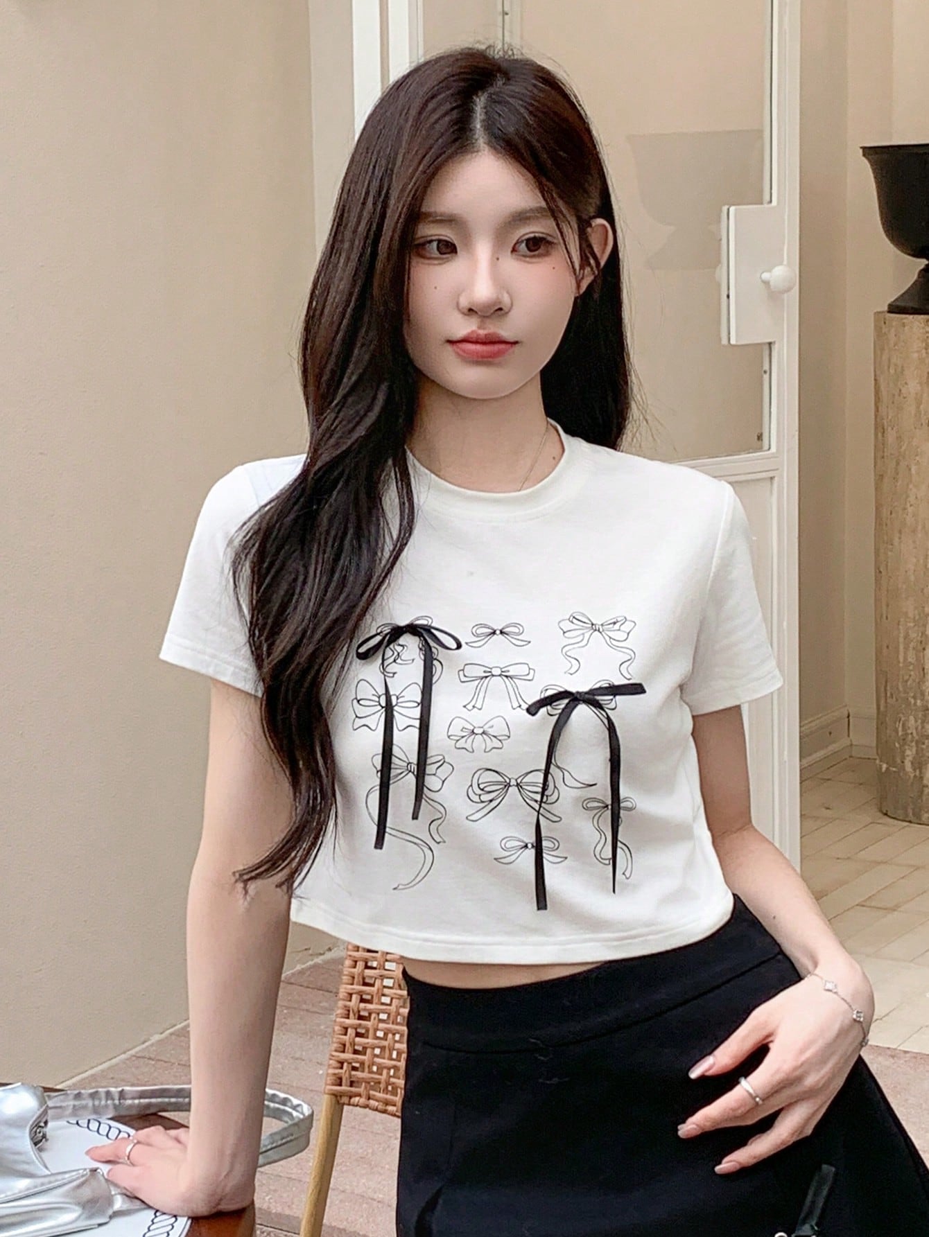 DAZY Top corto de mujer con cuello redondo y manga corta con decoración de lazo