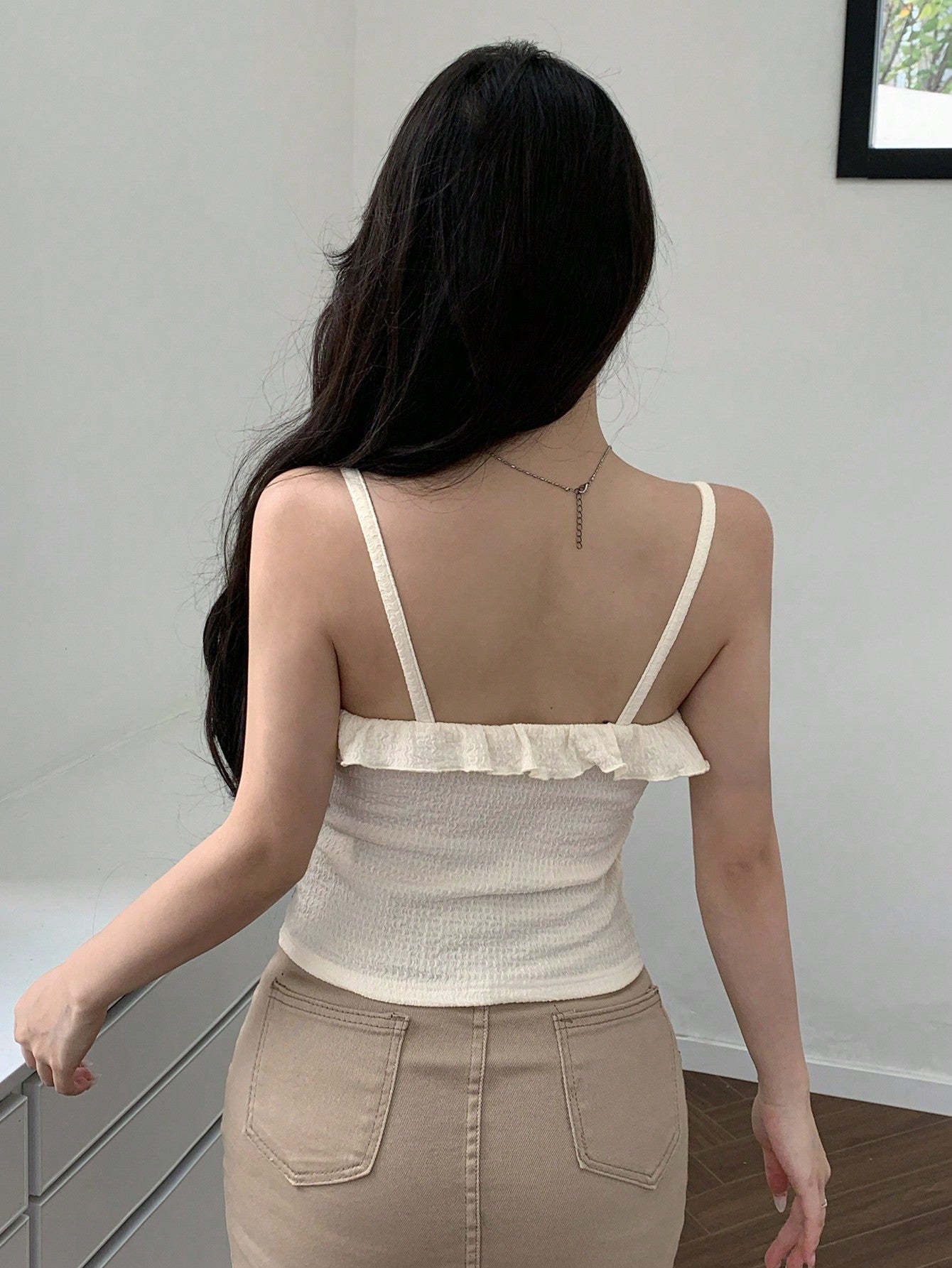 Dazy Designer Top De Camisola De Tela Texturizada Ajustado De Damas En Color Albaricoque Con Borde Con Volantes
