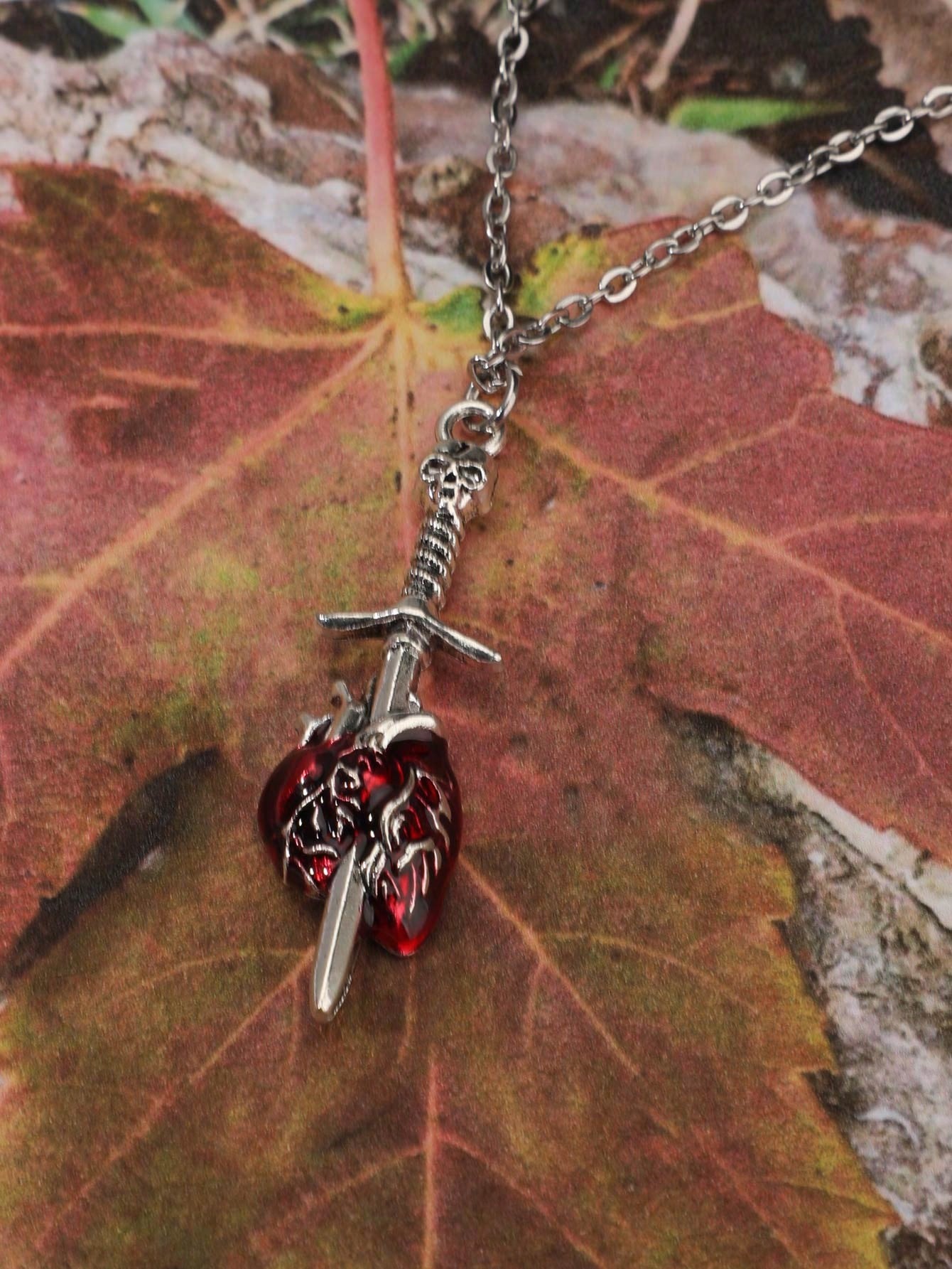 ROMWE Goth Collar Colgante Con Diseño Gótico De Cabeza De Cráneo Y Espada & Corazón En Forma De Colgante