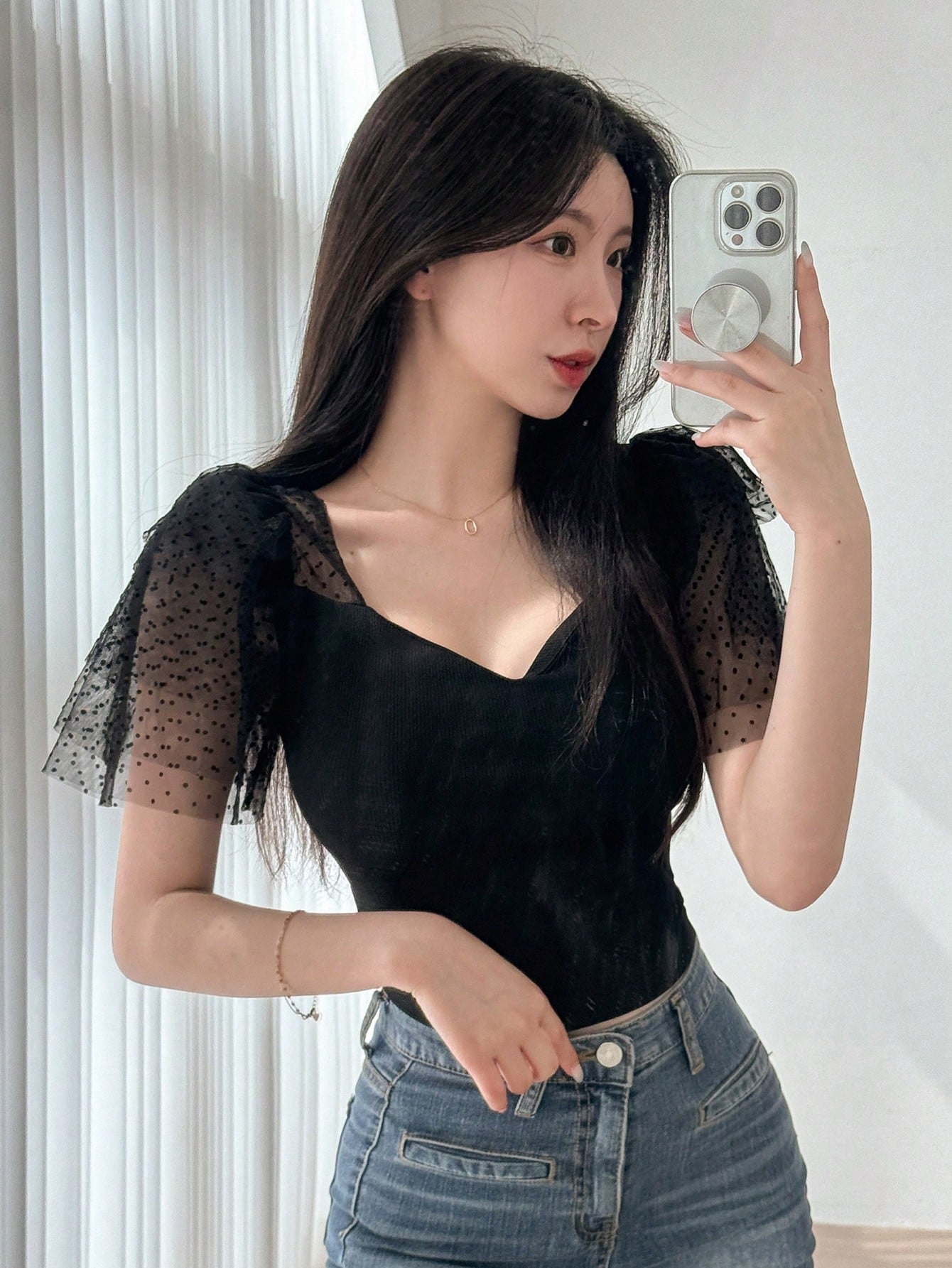 DAZY Camiseta de mujer de verano ajustada con cuello tipo corazón, malla con lunares, mangas cortas con volantes