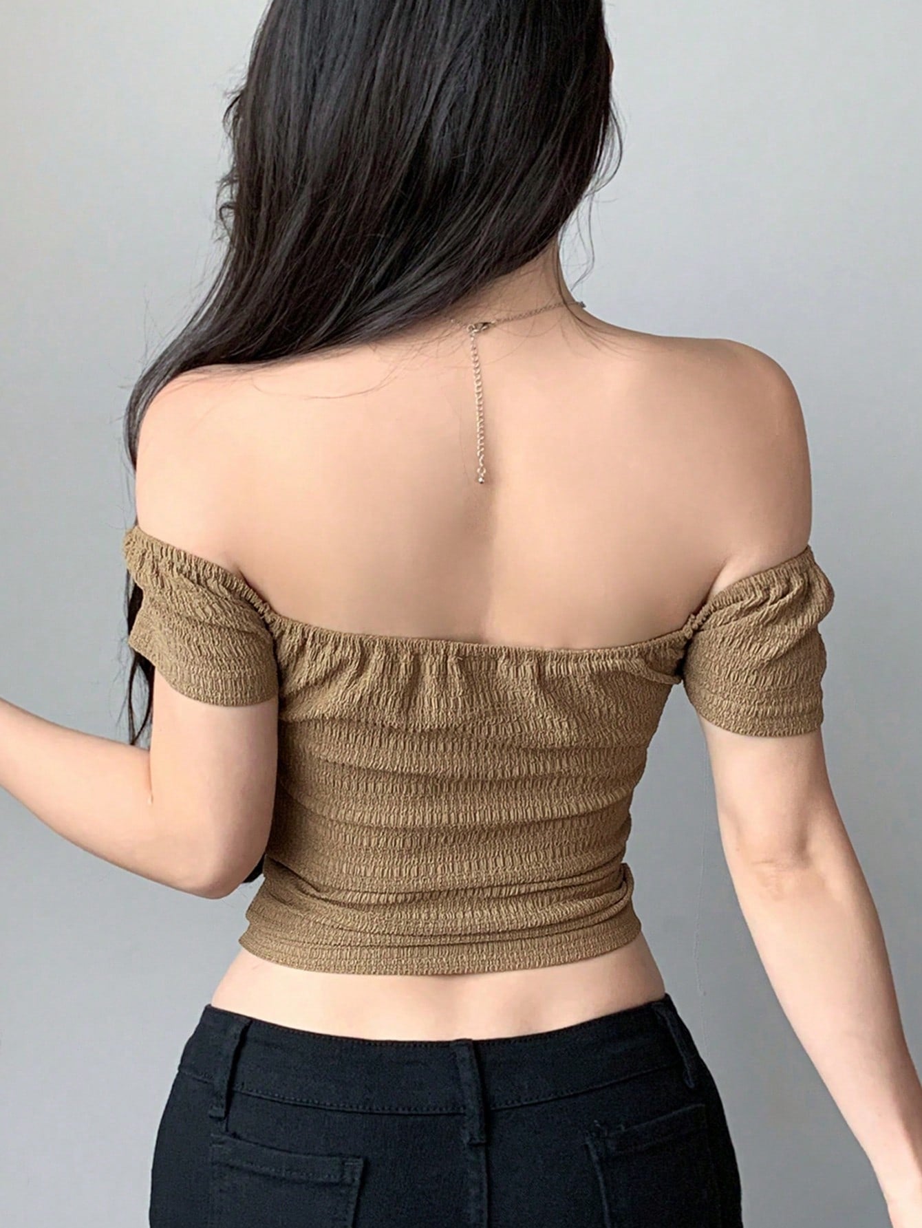 Dazy Designer Camisa de mujer con hombros al descubierto, de manga corta con pliegues, en tela con textura y diseño con sentido