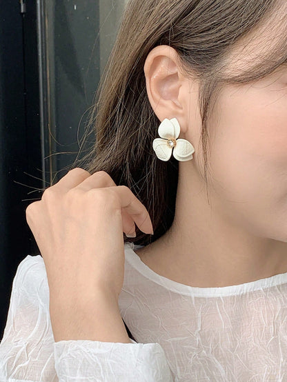 DAZY Pendientes de estudio con forma de flor, adecuados para uso diario, citas, vacaciones o bodas de mujeres