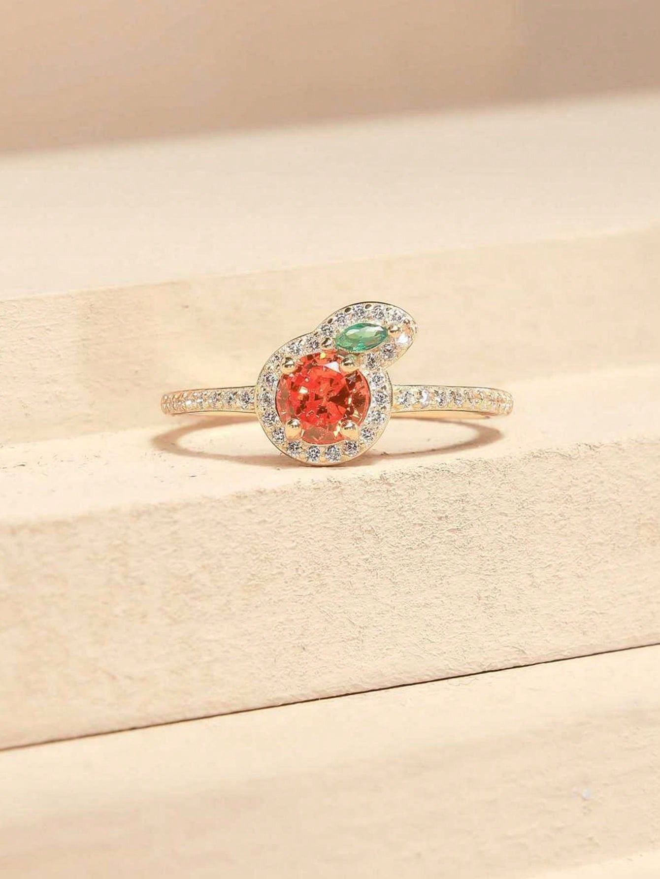 Anillo de oro con decoración de diamantes cúbicos de circonio y manzana en forma de caja de regalo, adecuado para uso diario de las mujeres y como regalo