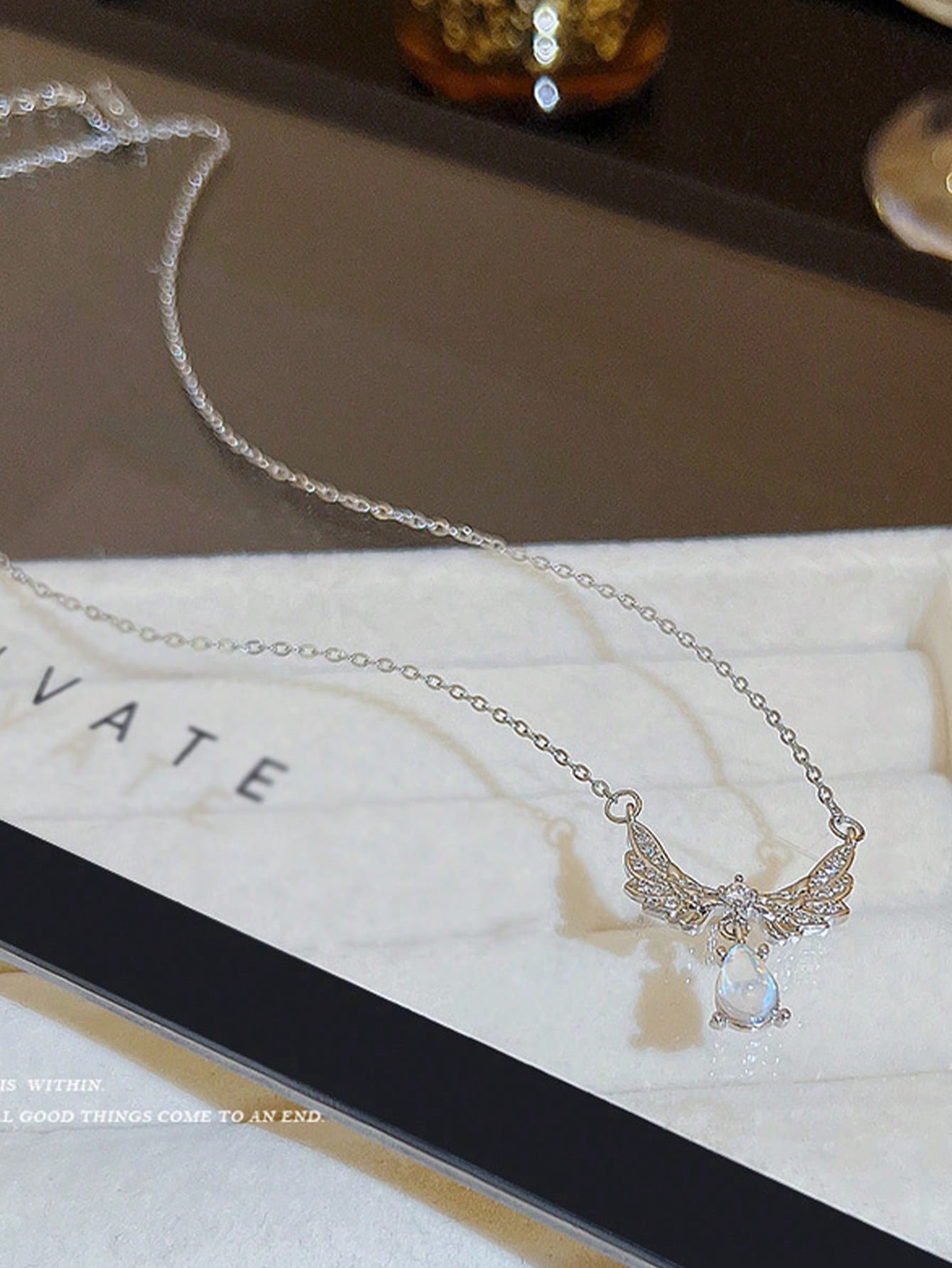 1 pieza Collar con colgante de alas de mariposa brillante, diseño delicado, textura de alta calidad, gargantilla versátil para mujeres