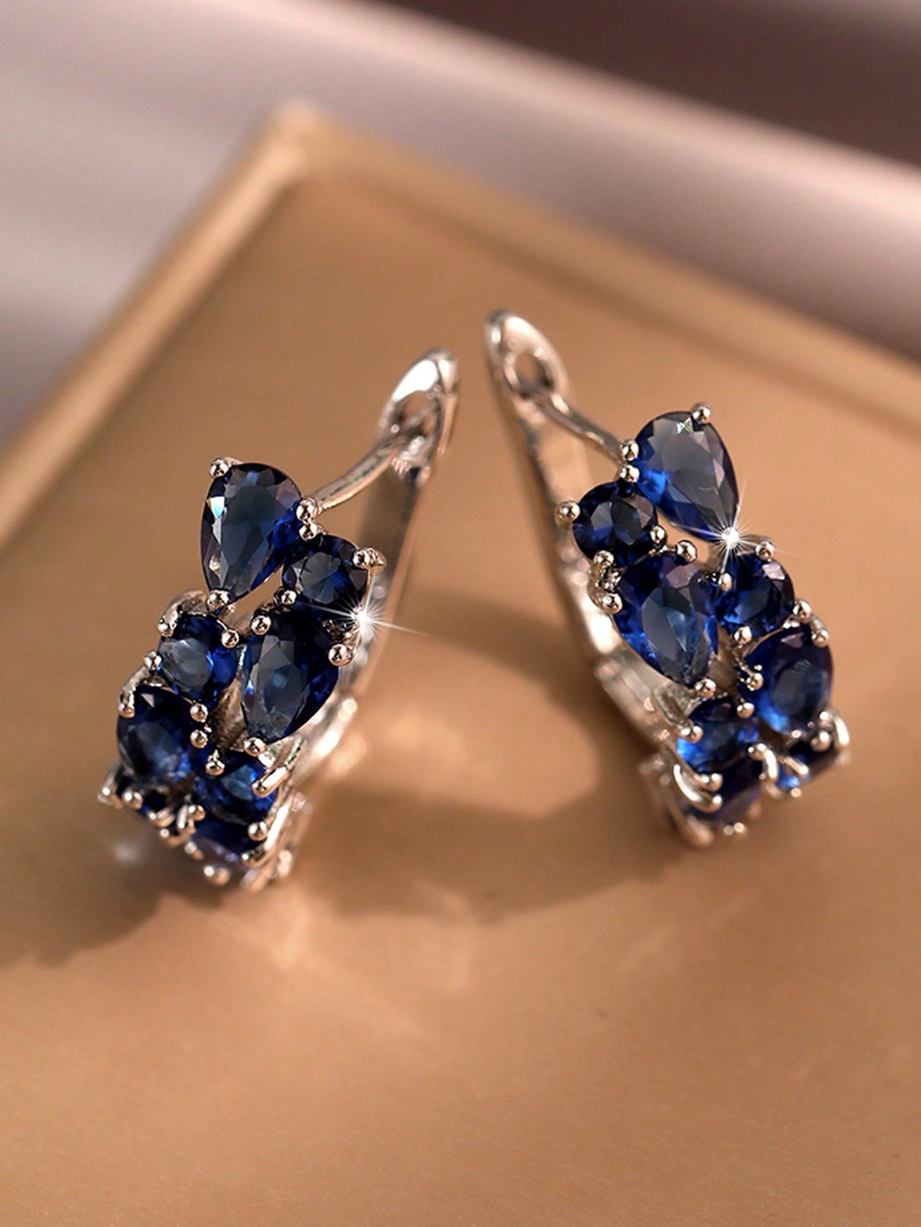 1 par de aretes de moda "Mona Lisa" engastados con zirconia azul para mujer, niña, diario, viaje, banquete, fiesta de graduación, boda, joyería de regalo