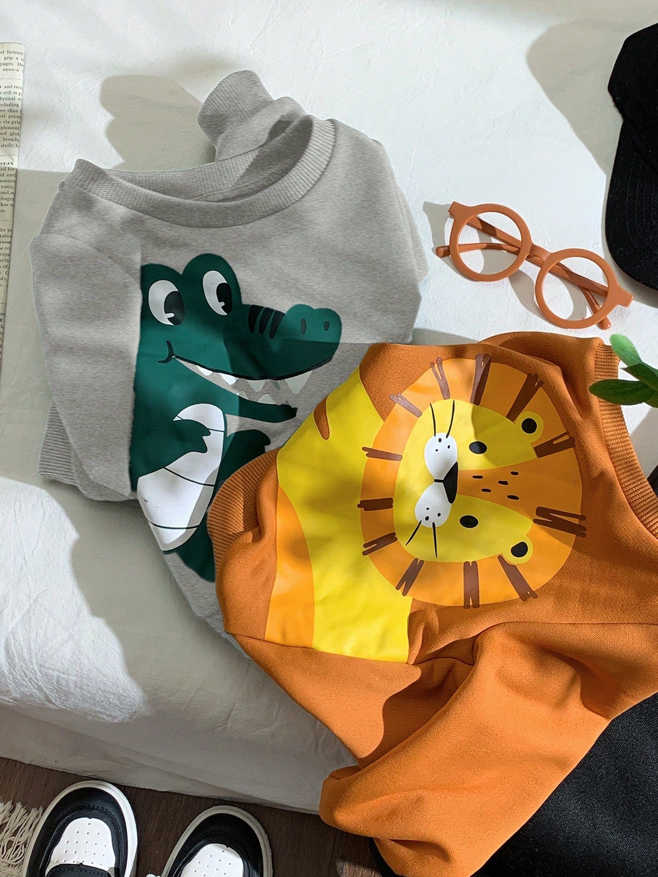 SHEIN 2 piezas Sudadera de cuello redondo acanalado con estampado de león y cocodrilo de dibujos animados para niño/niña, estilo informal y lindo, a juego para otoño/invierno, cómodo para usar en casa y al aire libre