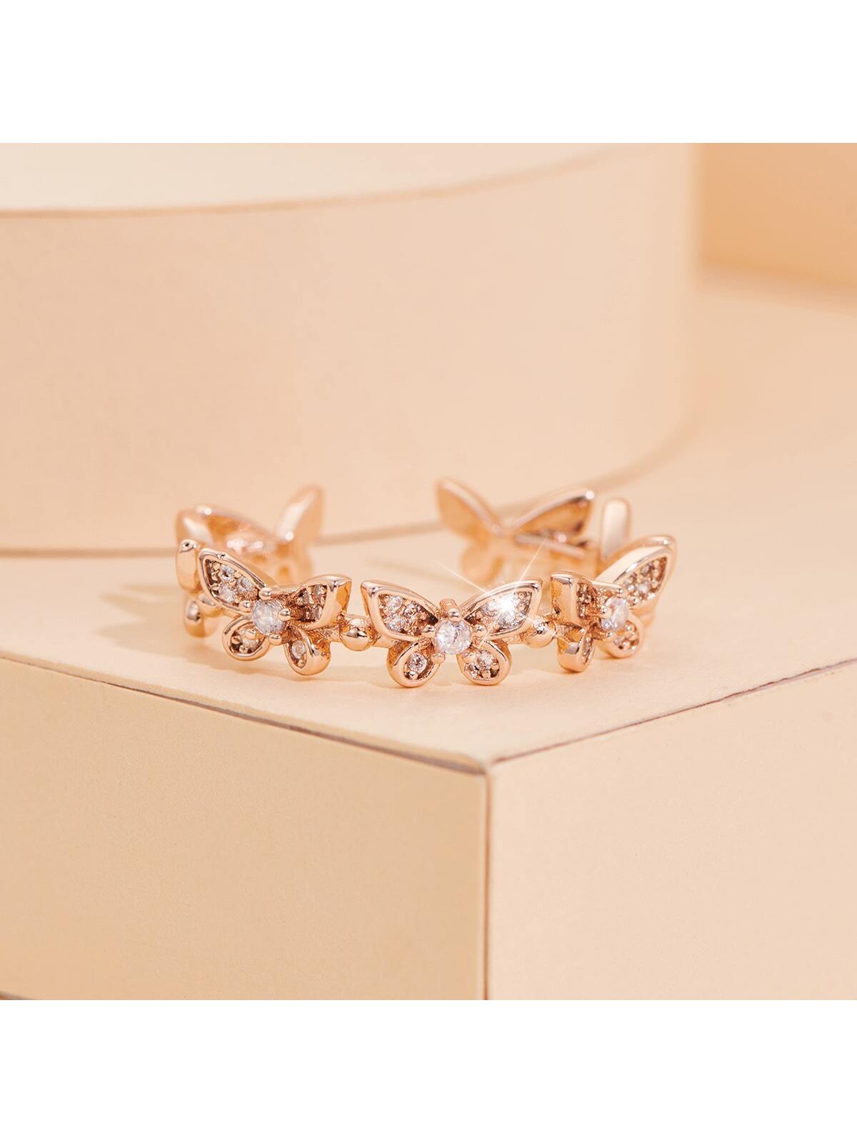 uno elegante agraciado delicado con mariposa inspirado de mujeres abierto fin Anillo adornado con espumoso de imitación diamante para boda Decoración & regalo