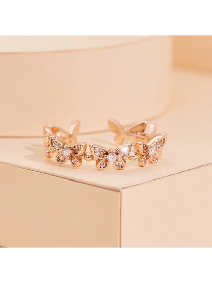uno elegante agraciado delicado con mariposa inspirado de mujeres abierto fin Anillo adornado con espumoso de imitación diamante para boda Decoración & regalo