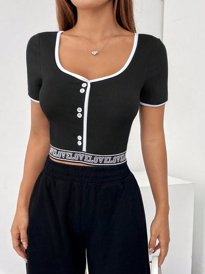 SHEIN Mulvari Camiseta de verano de manga corta para mujer con letras y parches, ajuste delgado y cinturón de hebilla de única