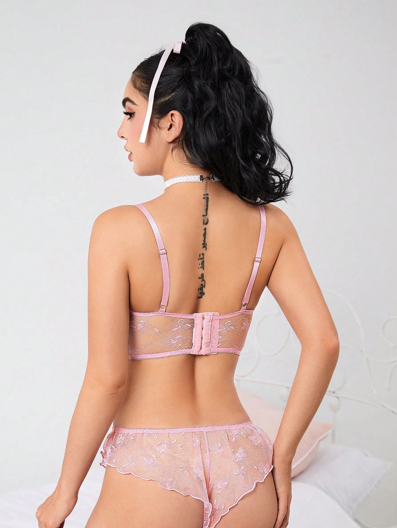 ROMWE Kawaii Conjunto de lencería sexy romántica y dulce con sujetador de encaje con aros, cruzado con decoración de mariposas huecas y tiras en T
