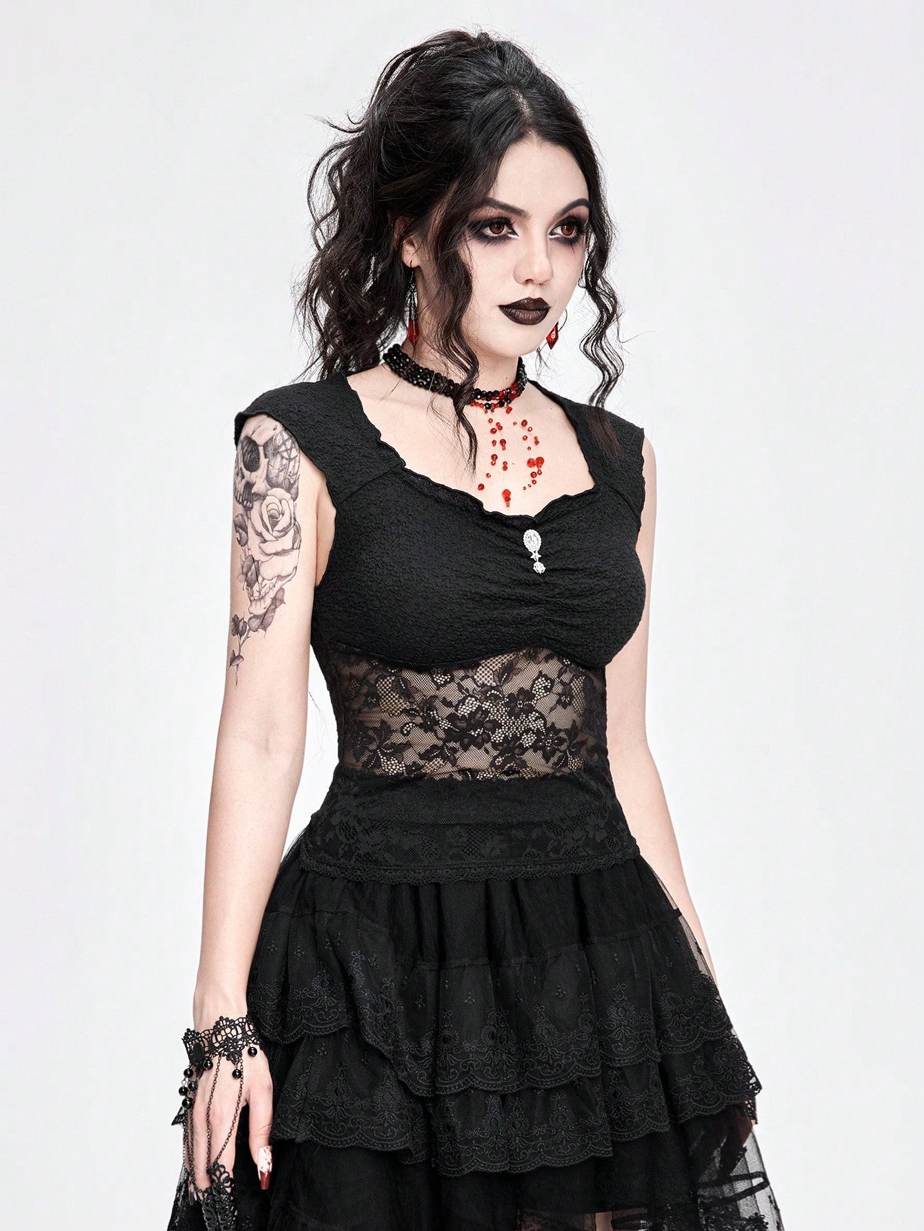 ROMWE Goth Top de tanque con adorno de colgante de diamante con corte bajo y ajuste delgado para mujer, con encaje empalmado y diseño hueco