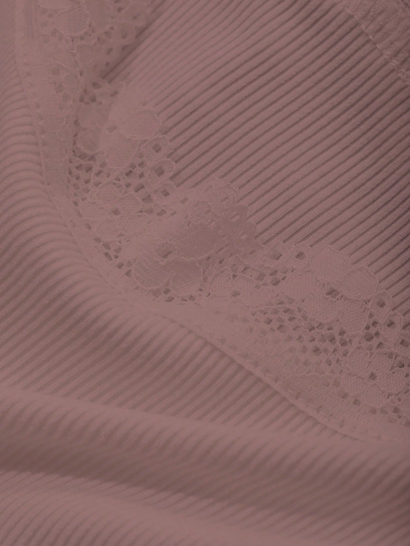 DAZY Camiseta de mujer ajustada con hombros descubiertos, decorada con encaje y lazo en contraste