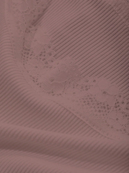DAZY Camiseta de mujer ajustada con hombros descubiertos, decorada con encaje y lazo en contraste