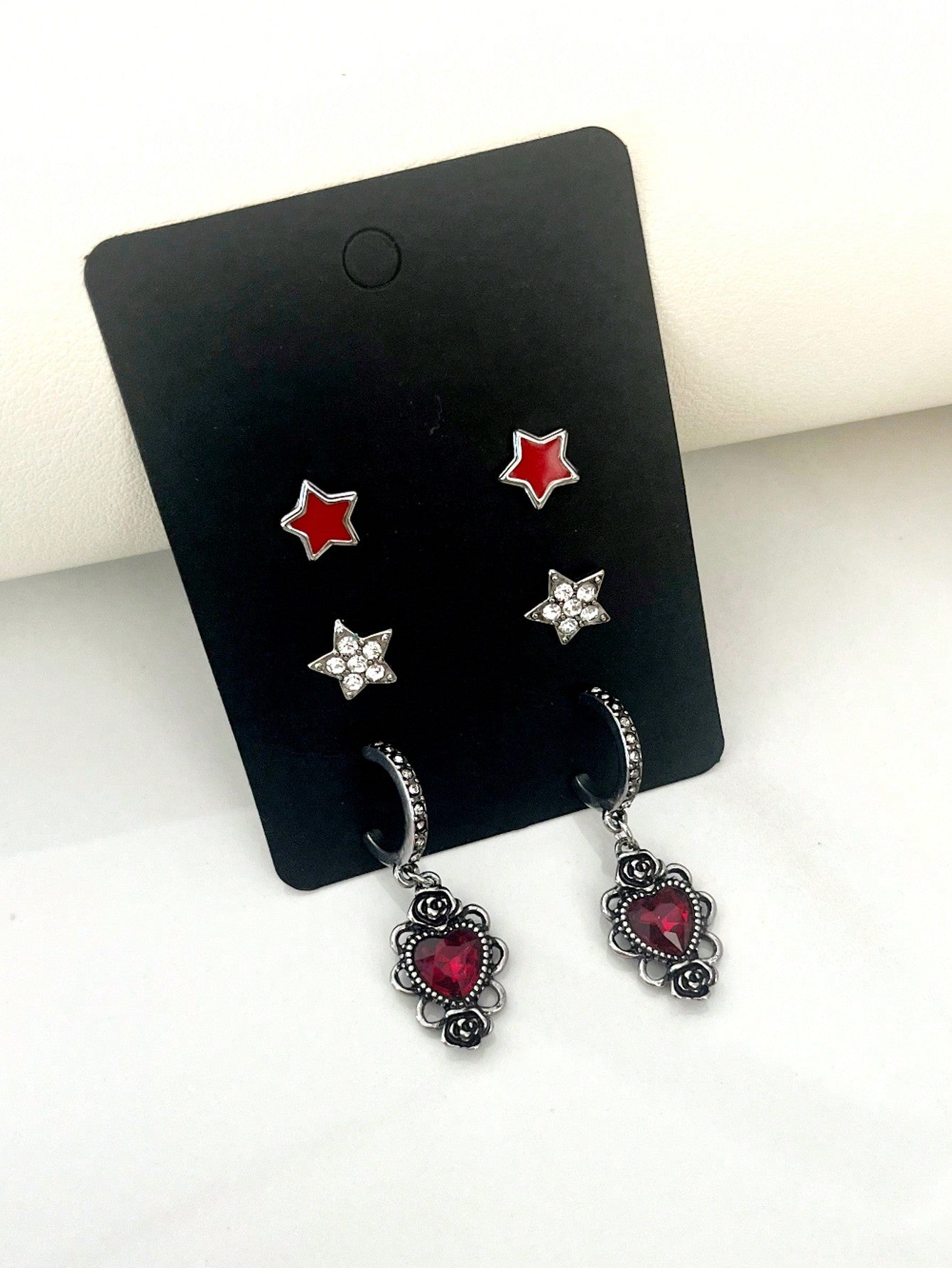 Juego de 6 pares de pendientes con colgantes de diseños góticos oscuros de moda, incluidos estrella, murciélago, corazón con rosa, guitarra, llave, estrella de mar, cuervo y calavera