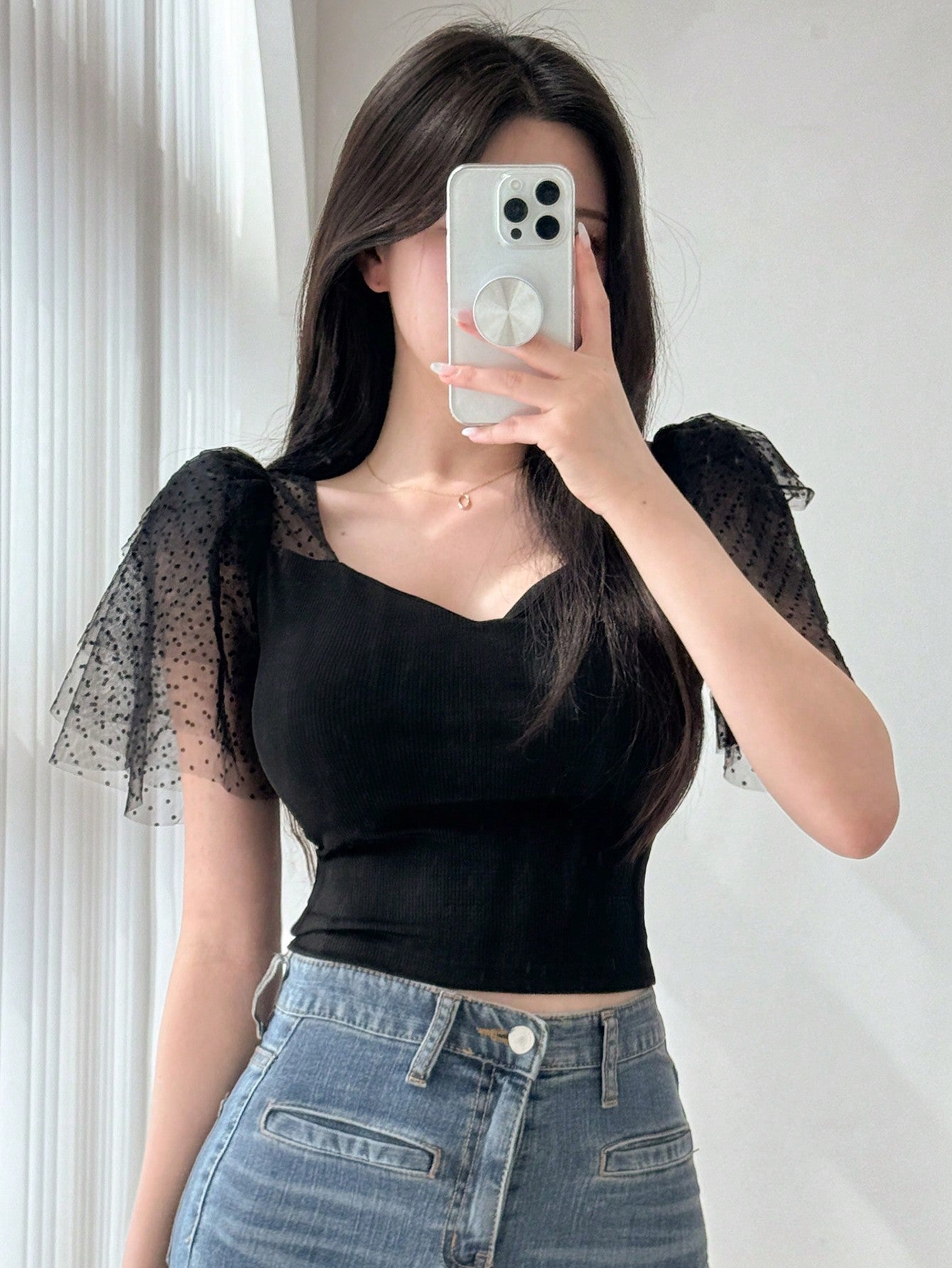 DAZY Camiseta de mujer de verano ajustada con cuello tipo corazón, malla con lunares, mangas cortas con volantes