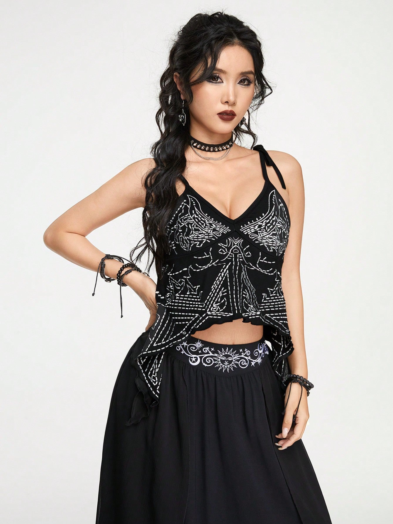 ROMWE Goth Top de tirantes con dobladillo asimétrico bordado, estilo vacacional, para mujer, para verano