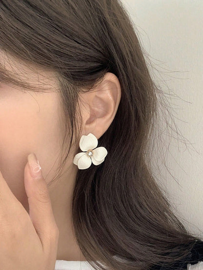 DAZY Pendientes de estudio con forma de flor, adecuados para uso diario, citas, vacaciones o bodas de mujeres