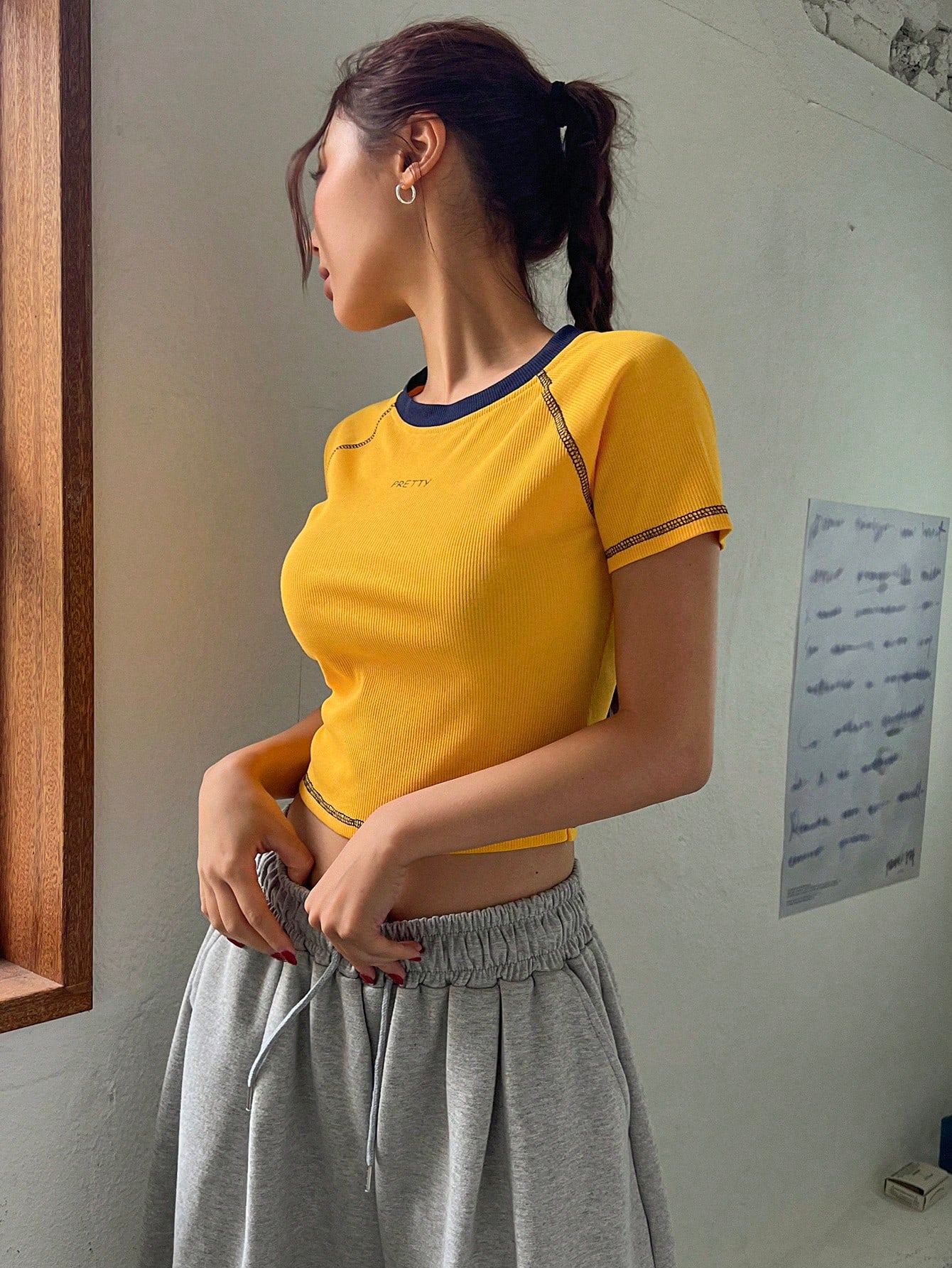 DAZY Camiseta de mujer de manga corta de verano con borde contrastante, diseño de mangas raglán, y estampado de letras amarillas