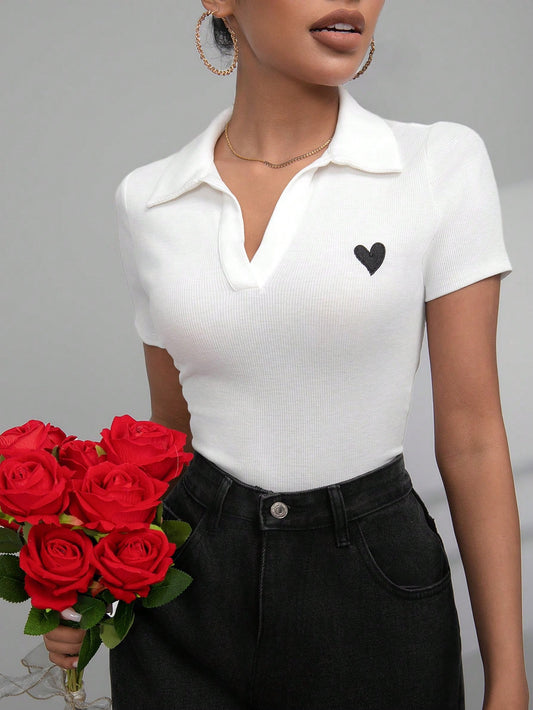 SHEIN Essnce Camiseta Con Solapa Bordada Love Para Mujer