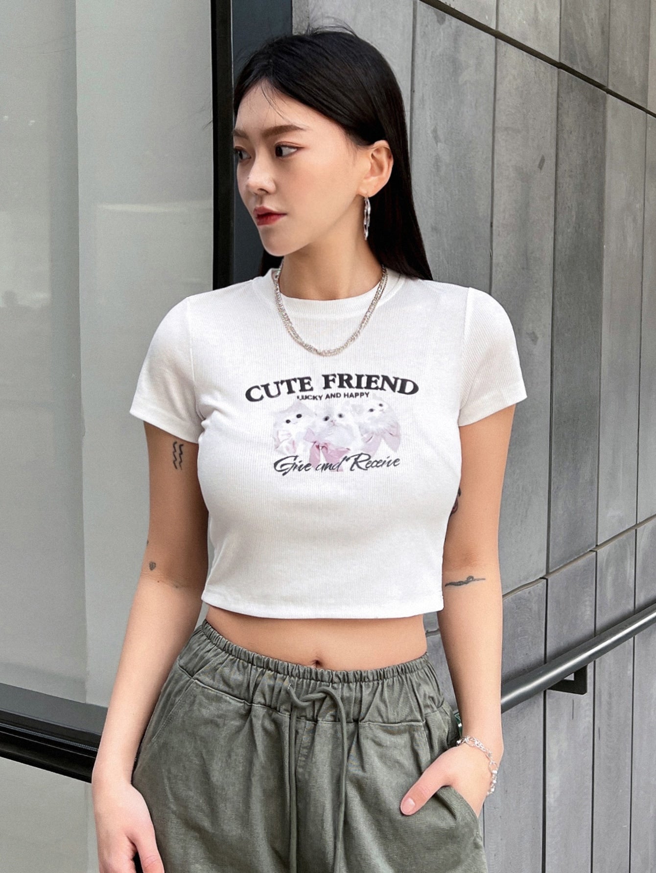 DAZY Camiseta corta con gráfico de gato y eslogan AMIGO LINDO, AFORTUNADO Y FELIZ, dar y recibir