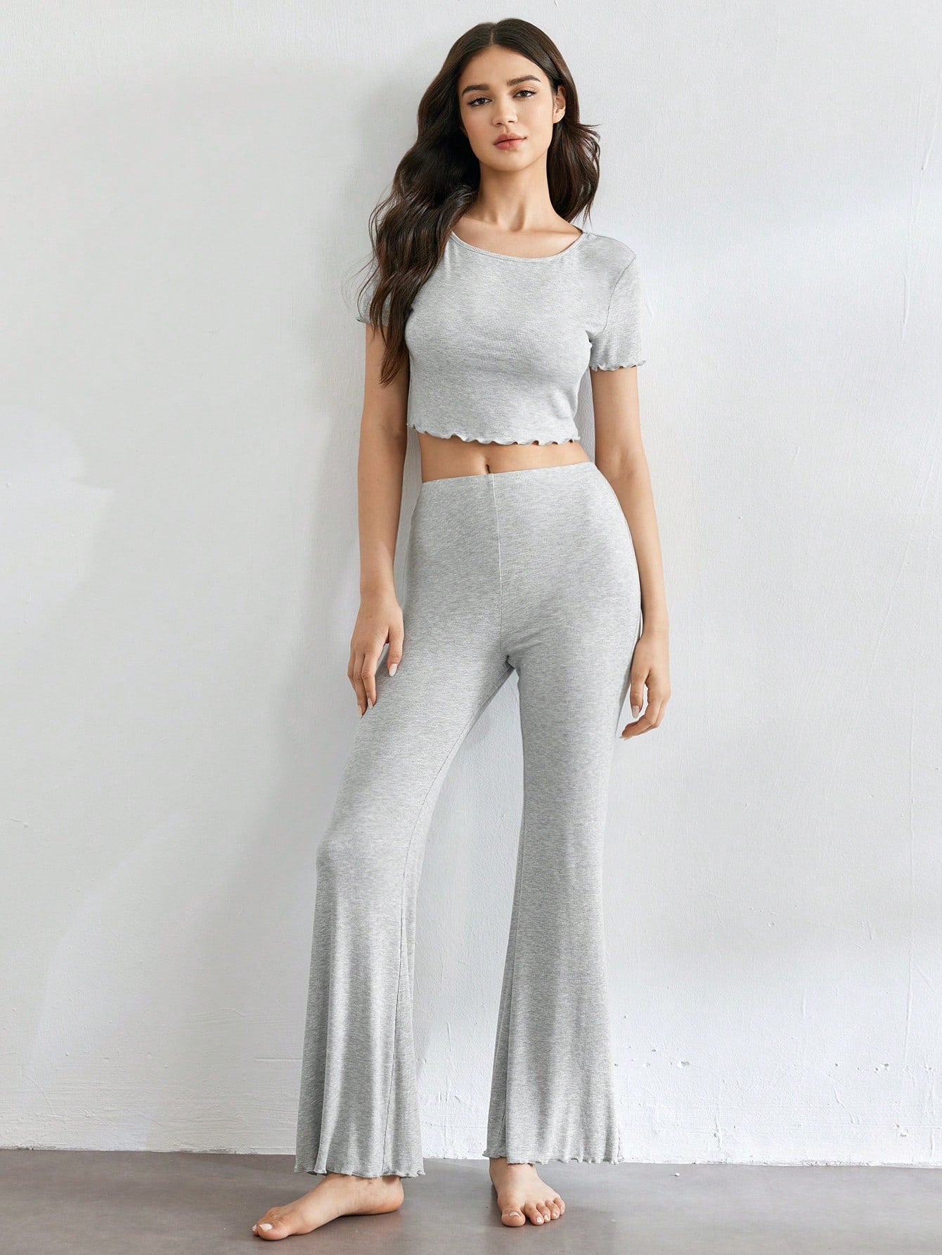SHEIN Leisure Conjunto de pantalón negro y ropa de estar en casa con cintura acanalada y bajo ondulado cómodo