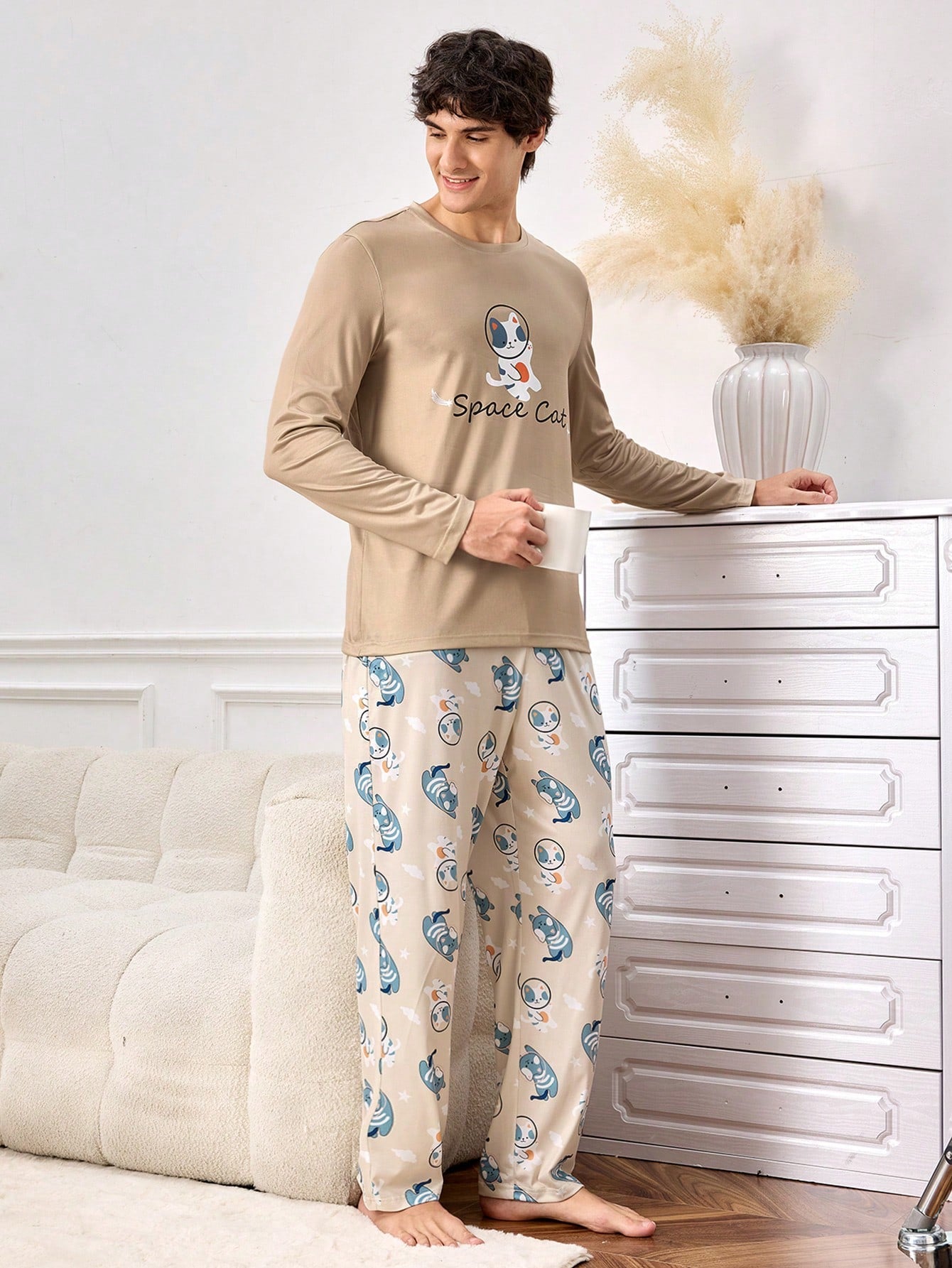 Conjunto de ropa de estar en casa con camisa de cuello redondo de manga larga y pantalones casuales con estampado total para hombre