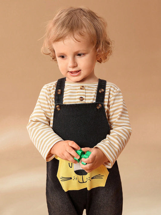 SHEIN Conjunto de dos piezas para niño y niña de otoño - Camiseta de manga larga con cuello redondo casual combinada con un conjunto de estilosos y lindos petos vaqueros bordados con un león. Este atuendo es divertido y perfecto para el otoño.