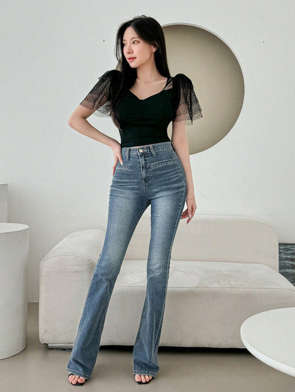 DAZY Camiseta de mujer de verano ajustada con cuello tipo corazón, malla con lunares, mangas cortas con volantes