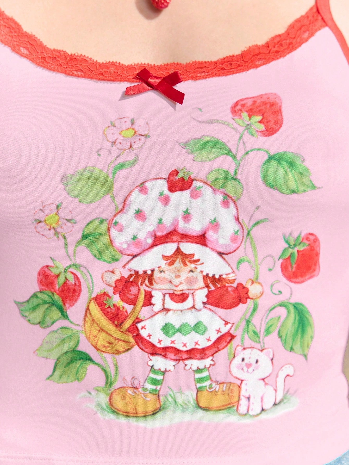 Strawberry Shortcake X SHEIN Blusa de tirantes de contraste rosa de verano, con ribete de encaje, estampado de niña de fresa, ajustada y corta, dulce y linda