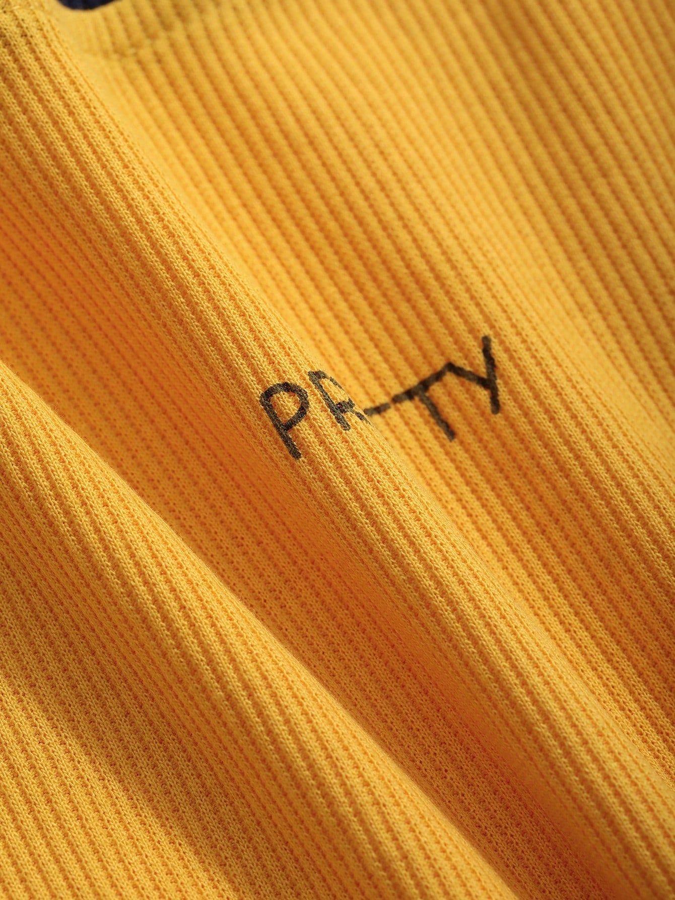 DAZY Camiseta de mujer de manga corta de verano con borde contrastante, diseño de mangas raglán, y estampado de letras amarillas