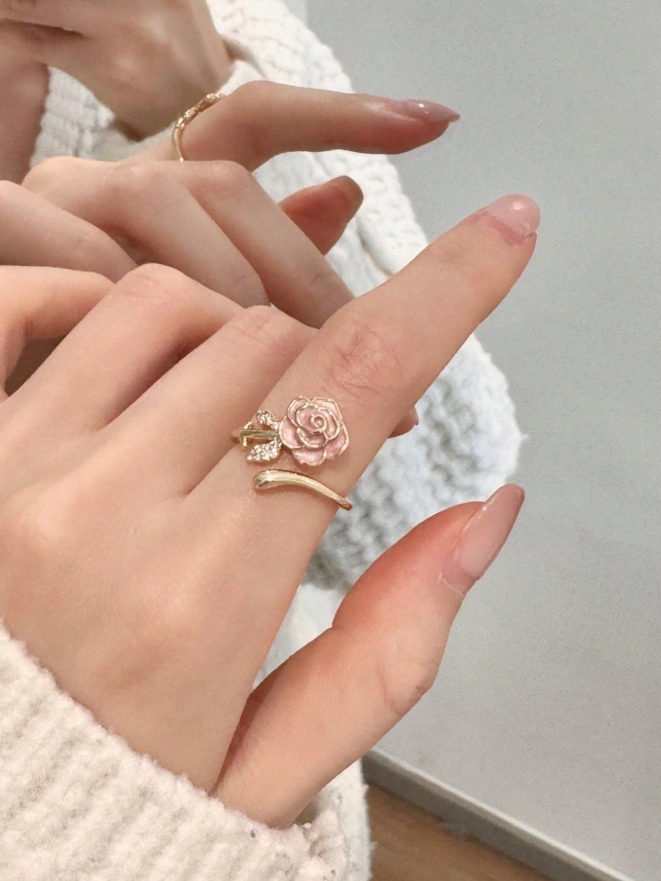 1 pieza Anillo abierto con flor de camellia de circonita francesa rosa