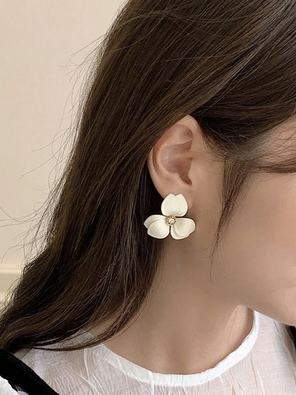 DAZY Pendientes de estudio con forma de flor, adecuados para uso diario, citas, vacaciones o bodas de mujeres