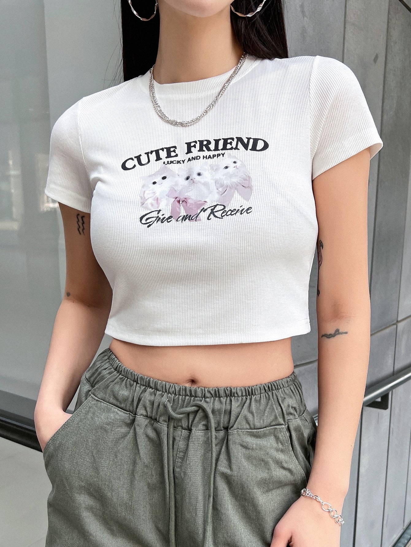 DAZY Camiseta corta con gráfico de gato y eslogan AMIGO LINDO, AFORTUNADO Y FELIZ, dar y recibir