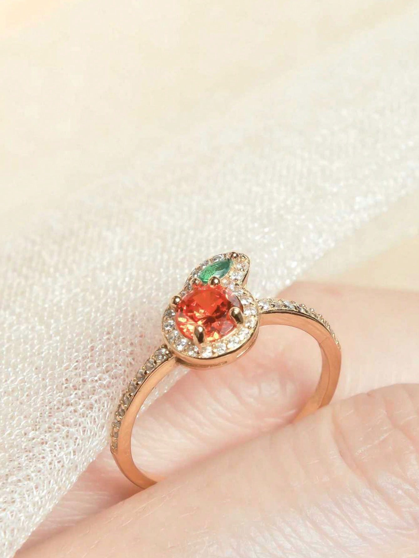 Anillo de oro con decoración de diamantes cúbicos de circonio y manzana en forma de caja de regalo, adecuado para uso diario de las mujeres y como regalo