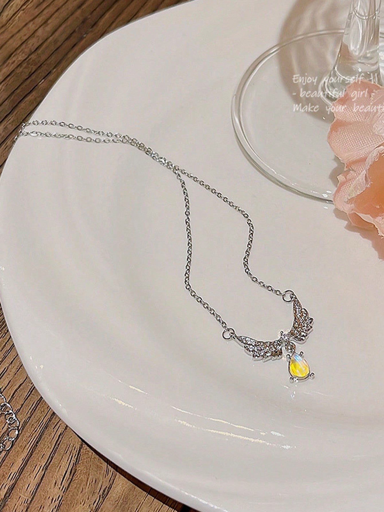 1 pieza Collar con colgante de alas de mariposa brillante, diseño delicado, textura de alta calidad, gargantilla versátil para mujeres