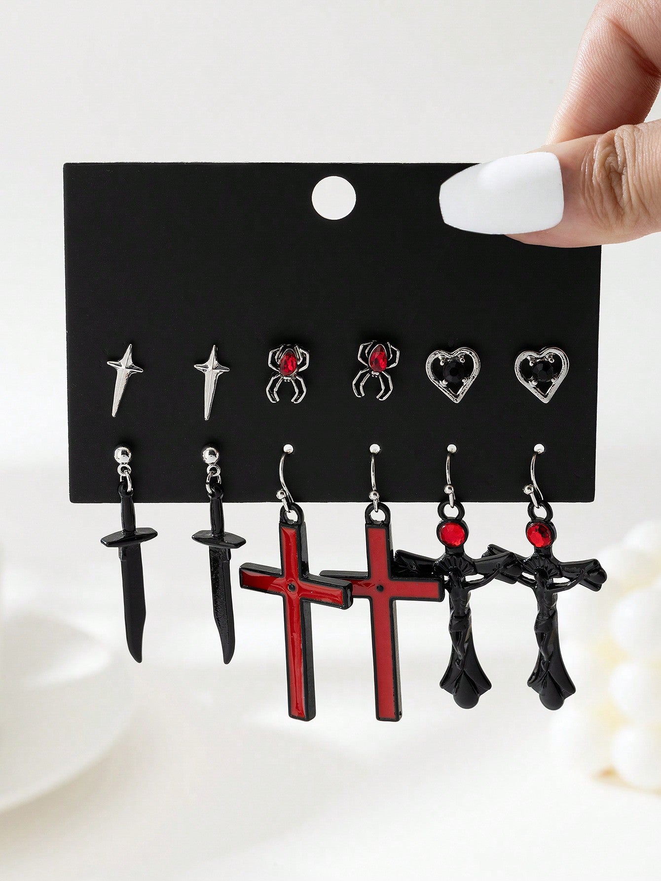 Juego de 6 pares de pendientes con colgantes de diseños góticos oscuros de moda, incluidos estrella, murciélago, corazón con rosa, guitarra, llave, estrella de mar, cuervo y calavera