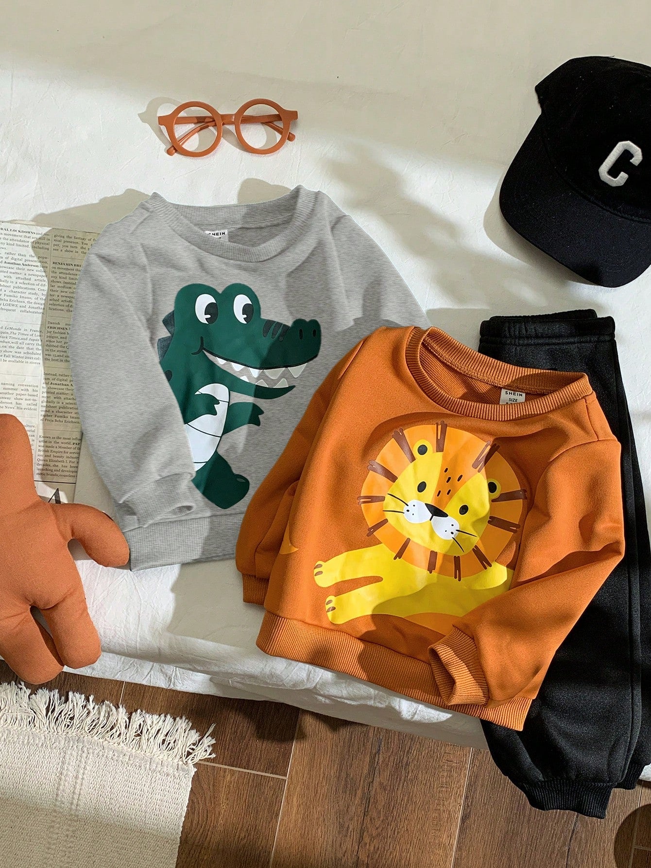 SHEIN 2 piezas Sudadera de cuello redondo acanalado con estampado de león y cocodrilo de dibujos animados para niño/niña, estilo informal y lindo, a juego para otoño/invierno, cómodo para usar en casa y al aire libre